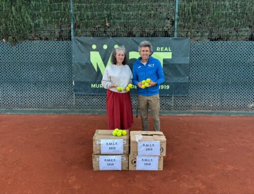 Entrega pelotas de tenis al CEIP Los Álamos